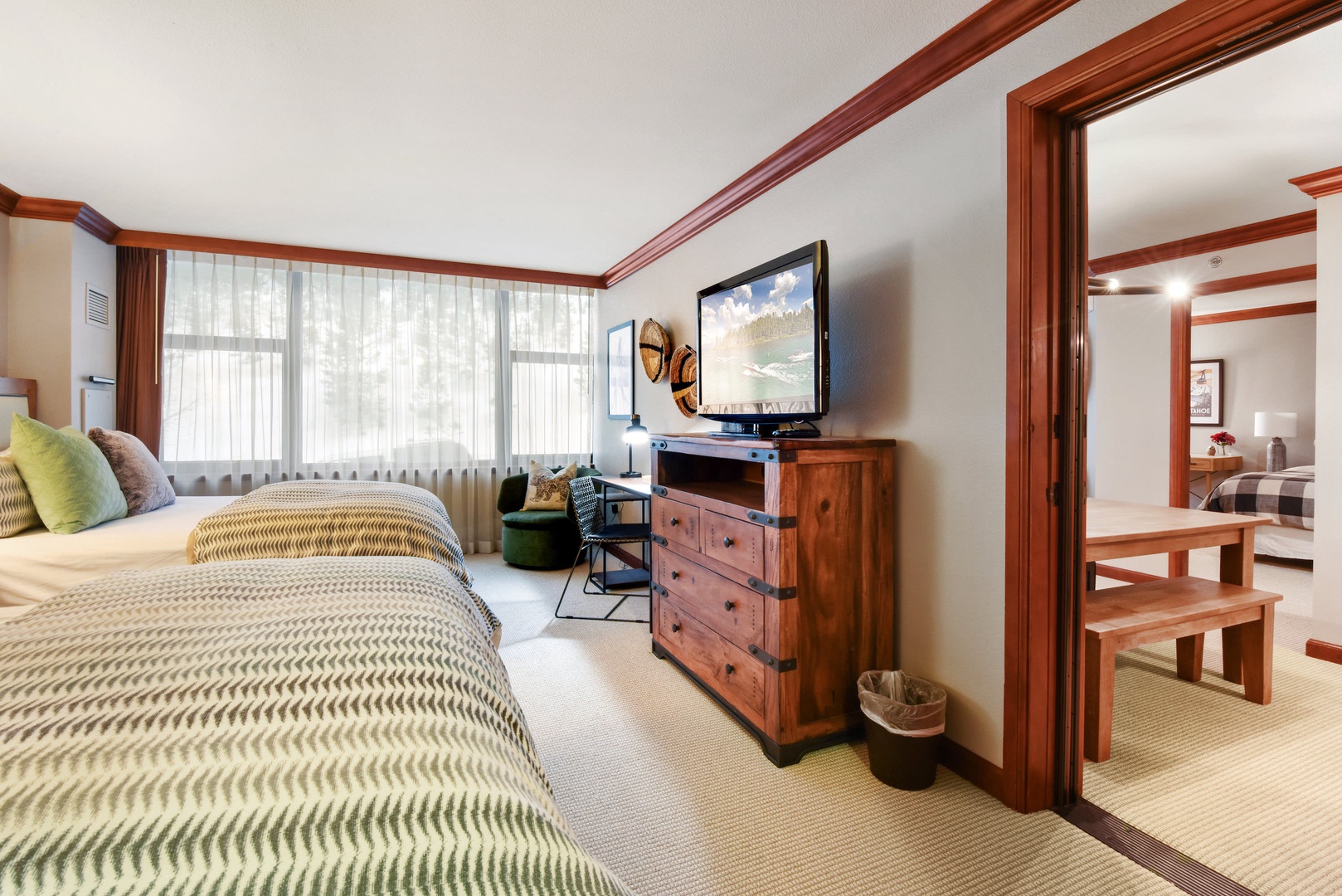2nd bedroom: 2 Queen beds, small workspace, TV