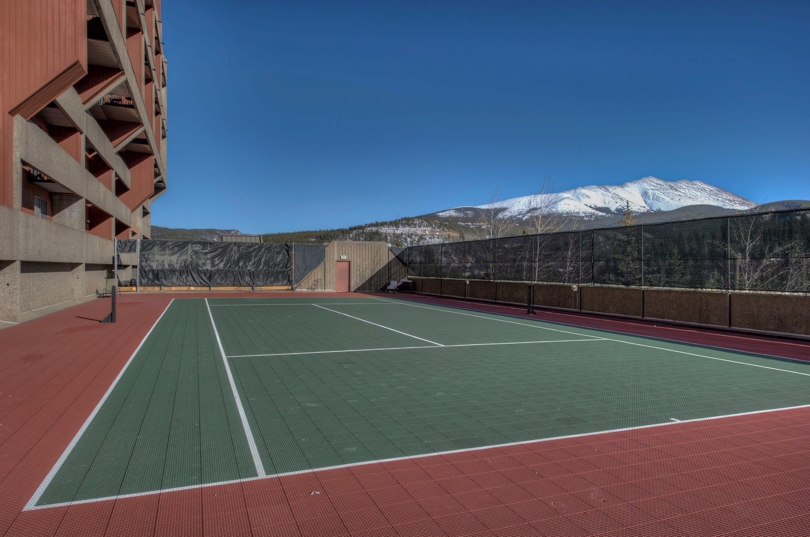 Outdoor tennis court (not open during winter)