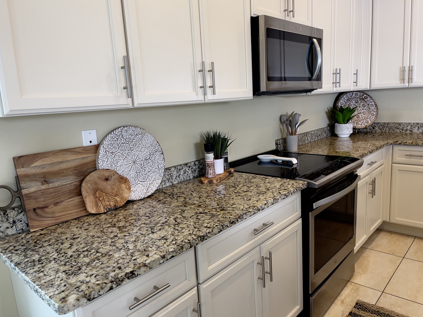 Full kitchen with drip coffee maker, blender, slow cooker, and more!