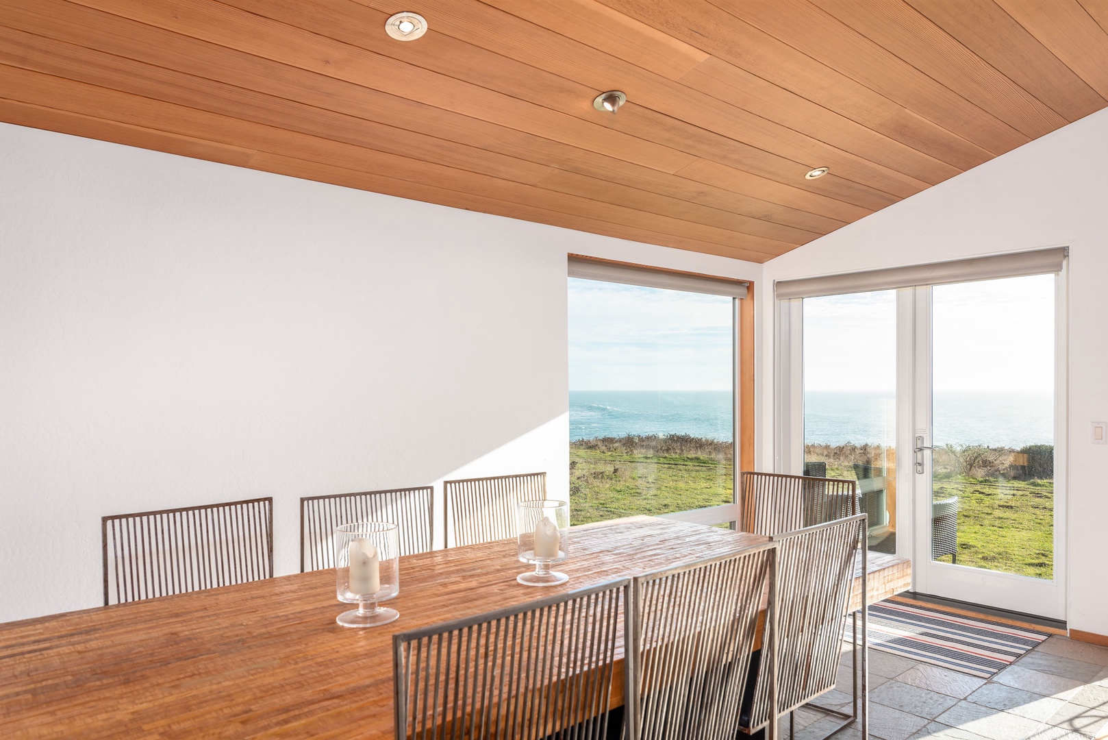 Dining table for 8 with blue ocean views