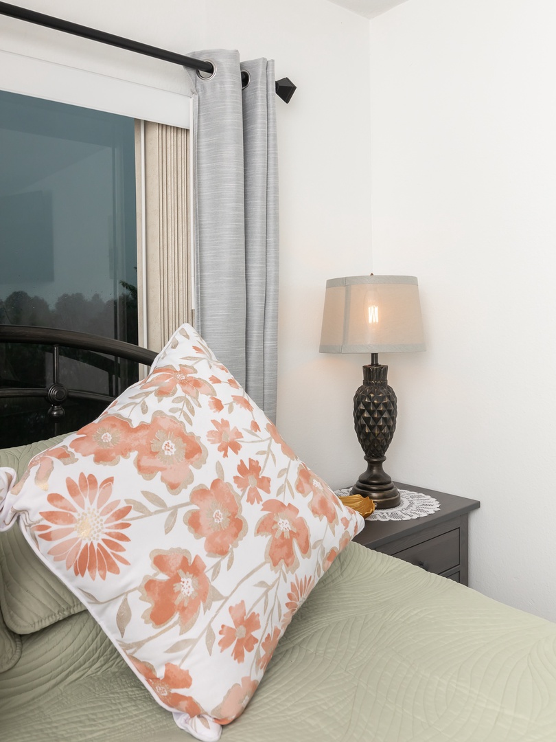 Bedroom 2 with Queen bed and TV (2nd floor)