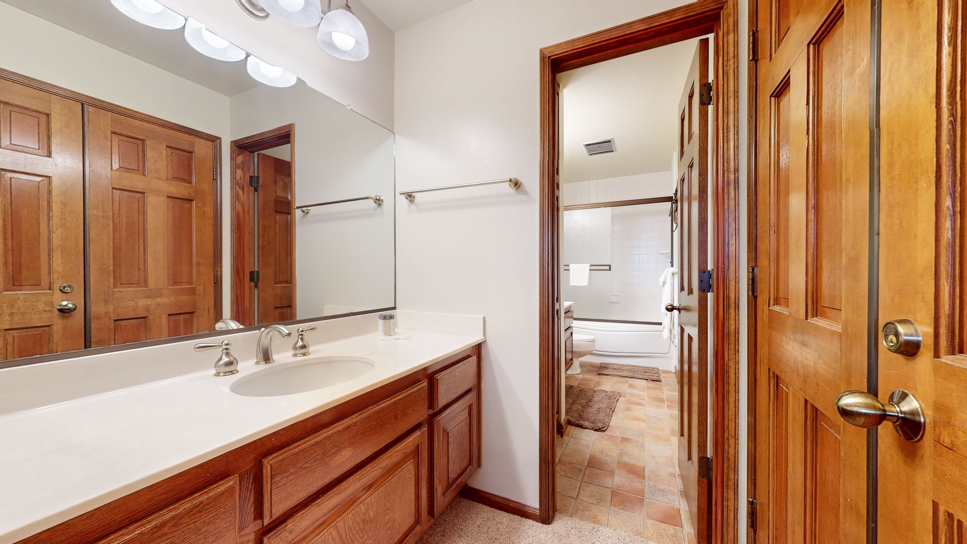 Master ensuite with shower/tub combo