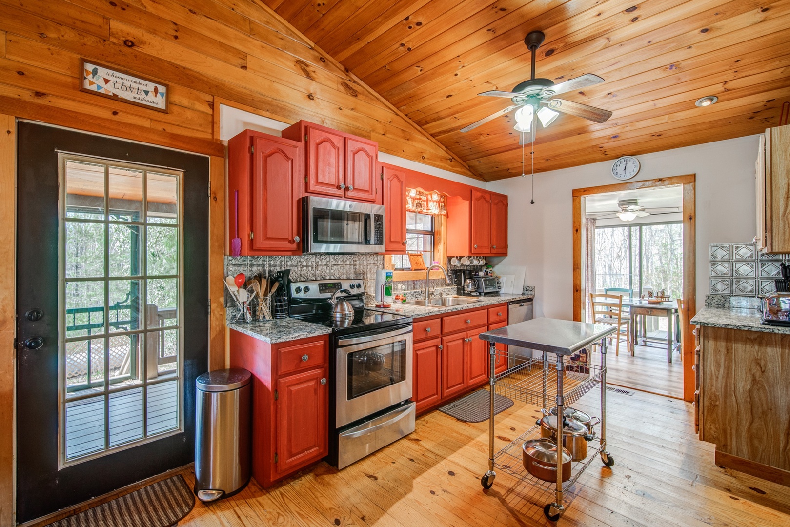 The kitchen has everything you need to prepare your meals