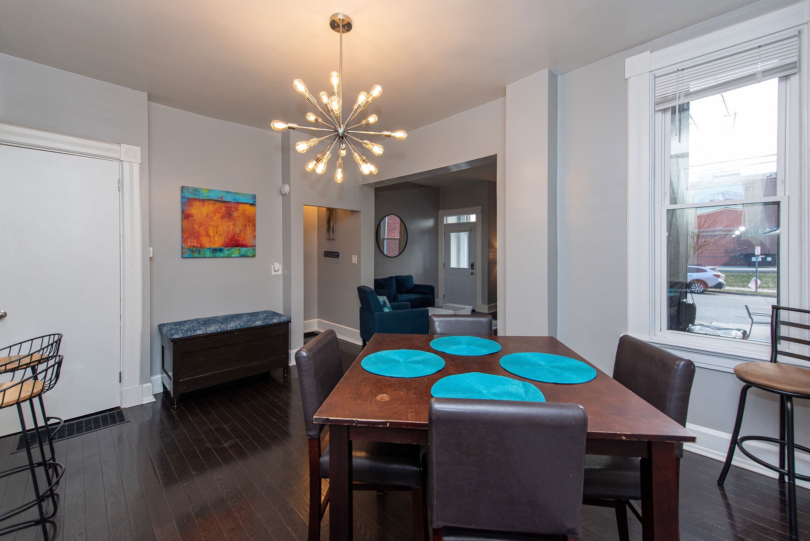 Suite 1 – The chic dining room offers combined table & counter seating for 6