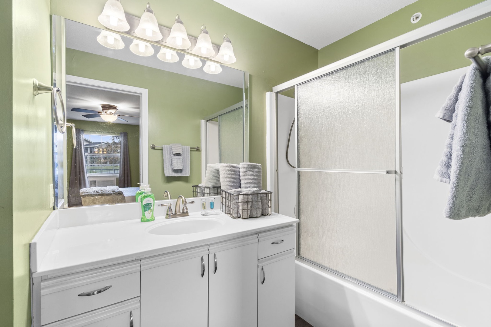 This en suite includes a single vanity & shower/tub combo