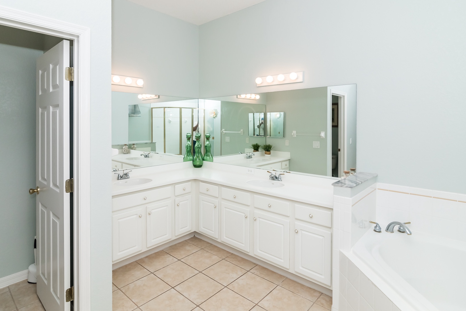 Bathroom 1 en-suite with separate shower, and tub