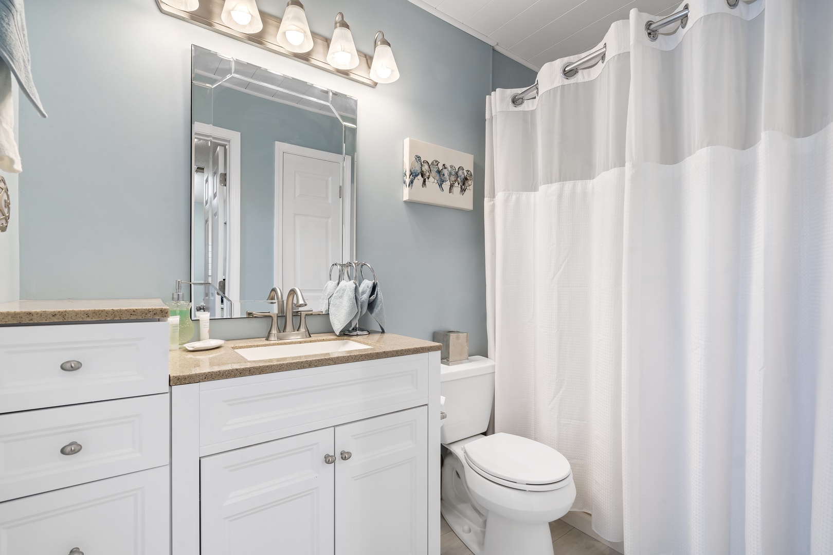 Bathroom shared en-suite with Shower/Tub Combo