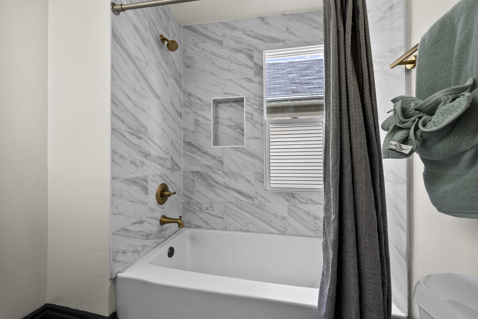 The king ensuite includes a shower/tub combo