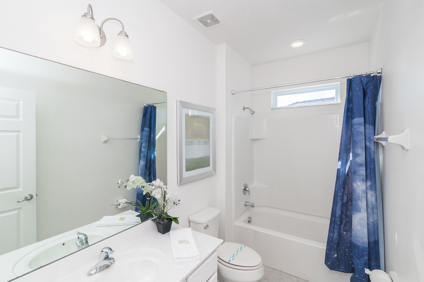 Shared bathroom with shower/tub combo (Bathroom 3, 2nd floor)