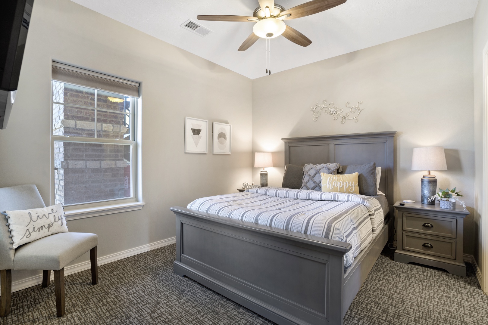 Bedroom 1 with Queen bed, Smart TV, and shared en-suite