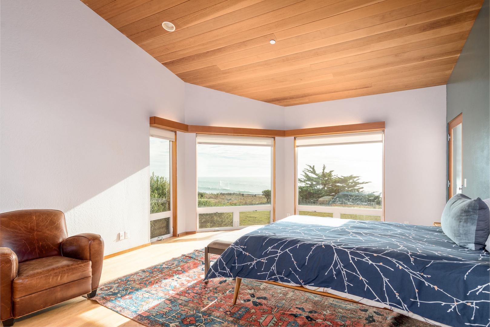 Master bedroom: Queen bed w/ ocean views