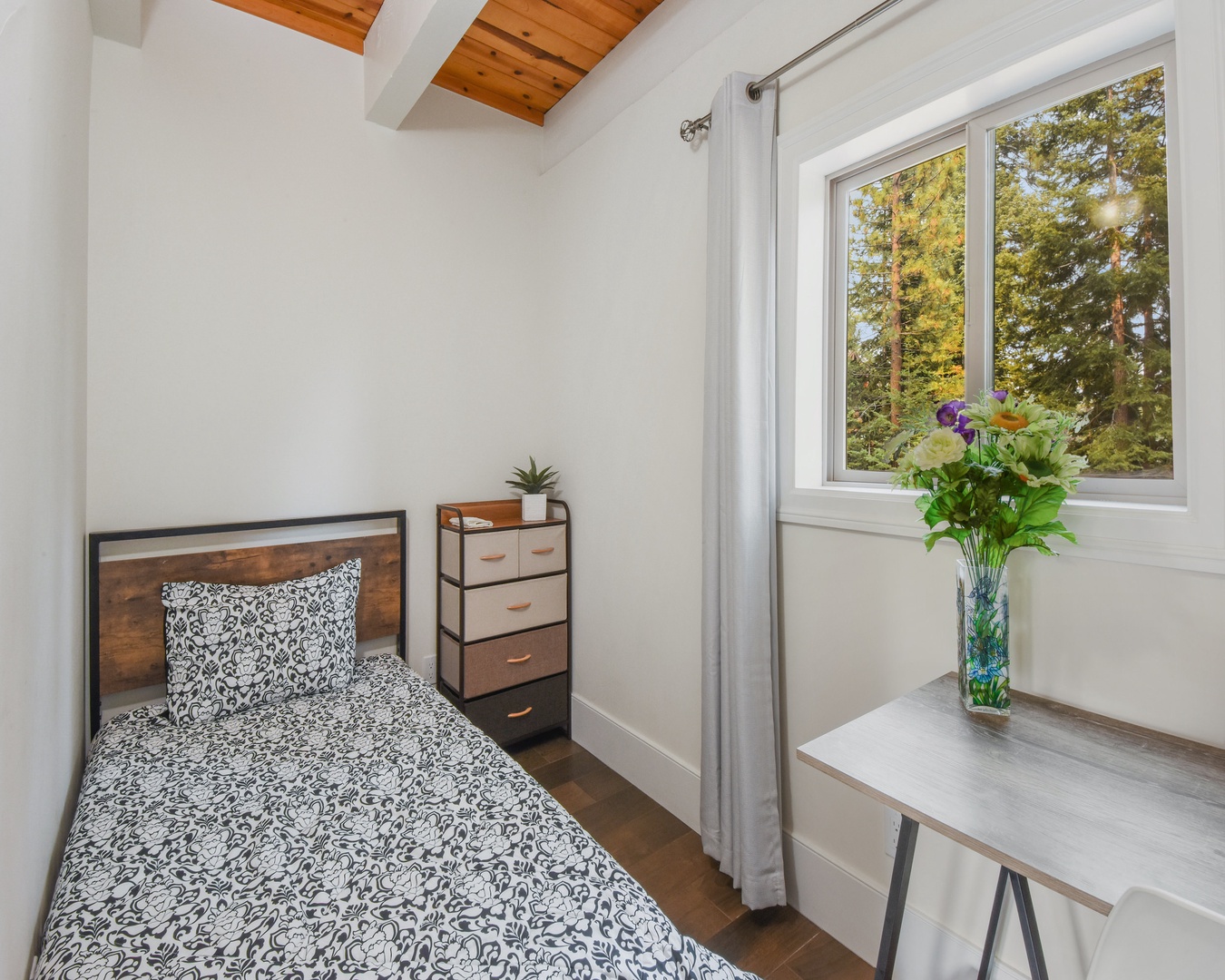 3rd bedroom: Twin bed (3rd floor)