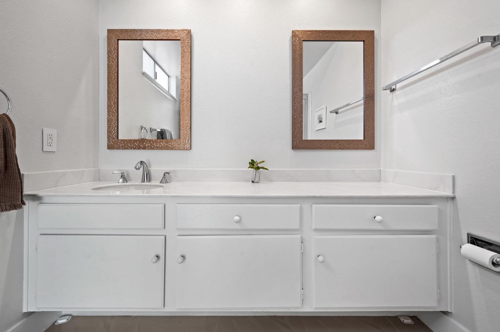 The king en suite boasts a spacious oversized vanity & glass shower