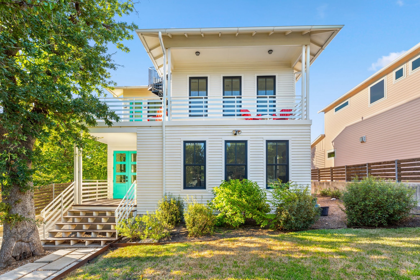 East Side Modern - 3 bedroom near downtown Austin with rooftop deck