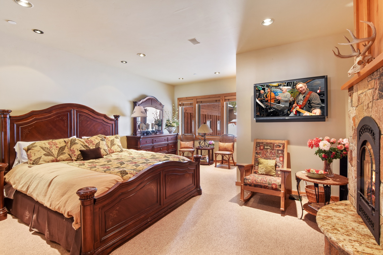 3rd bedroom (ground floor): King bed, Smart TV, fireplace