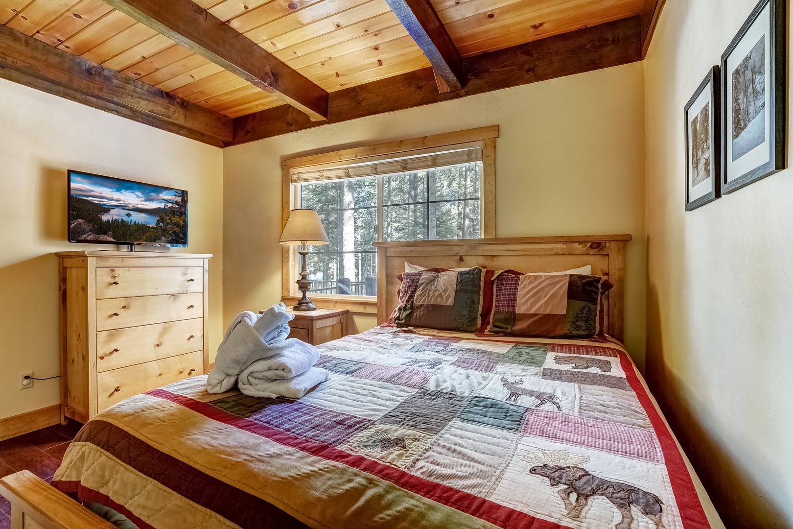 2nd bedroom: Queen bed with Smart TV (downstairs)