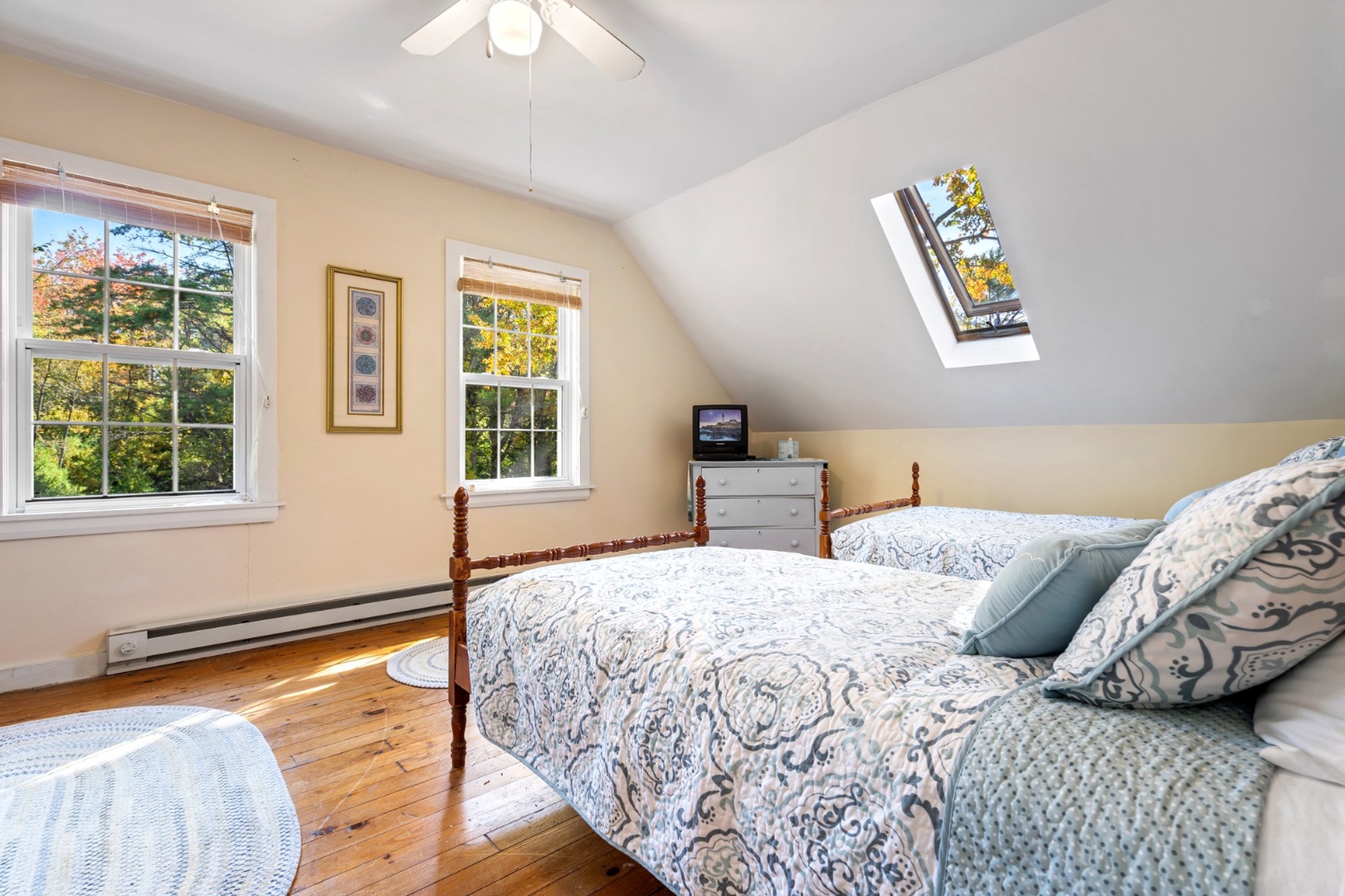 Bedroom 2 with 2 twin beds