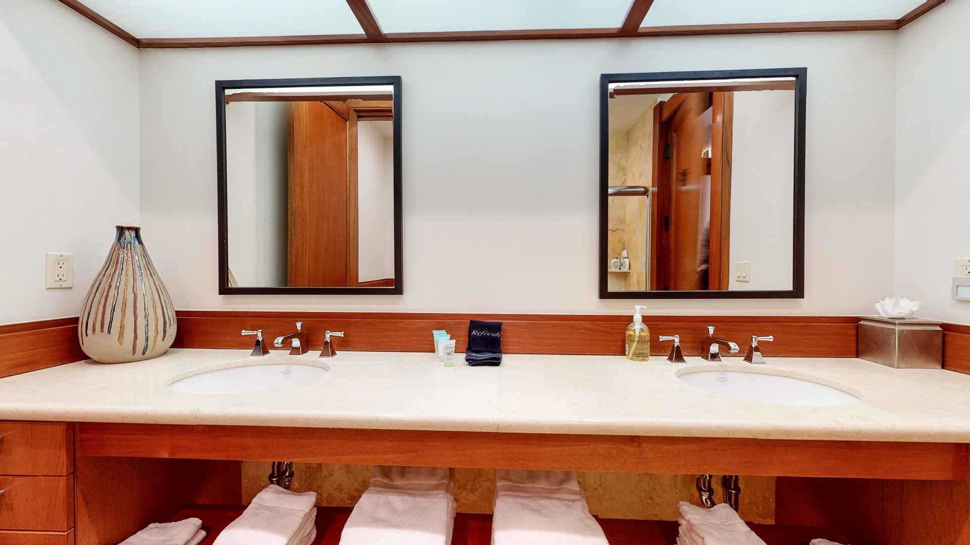 Bathroom 2 en-suite with shower/tub combo (2nd floor)