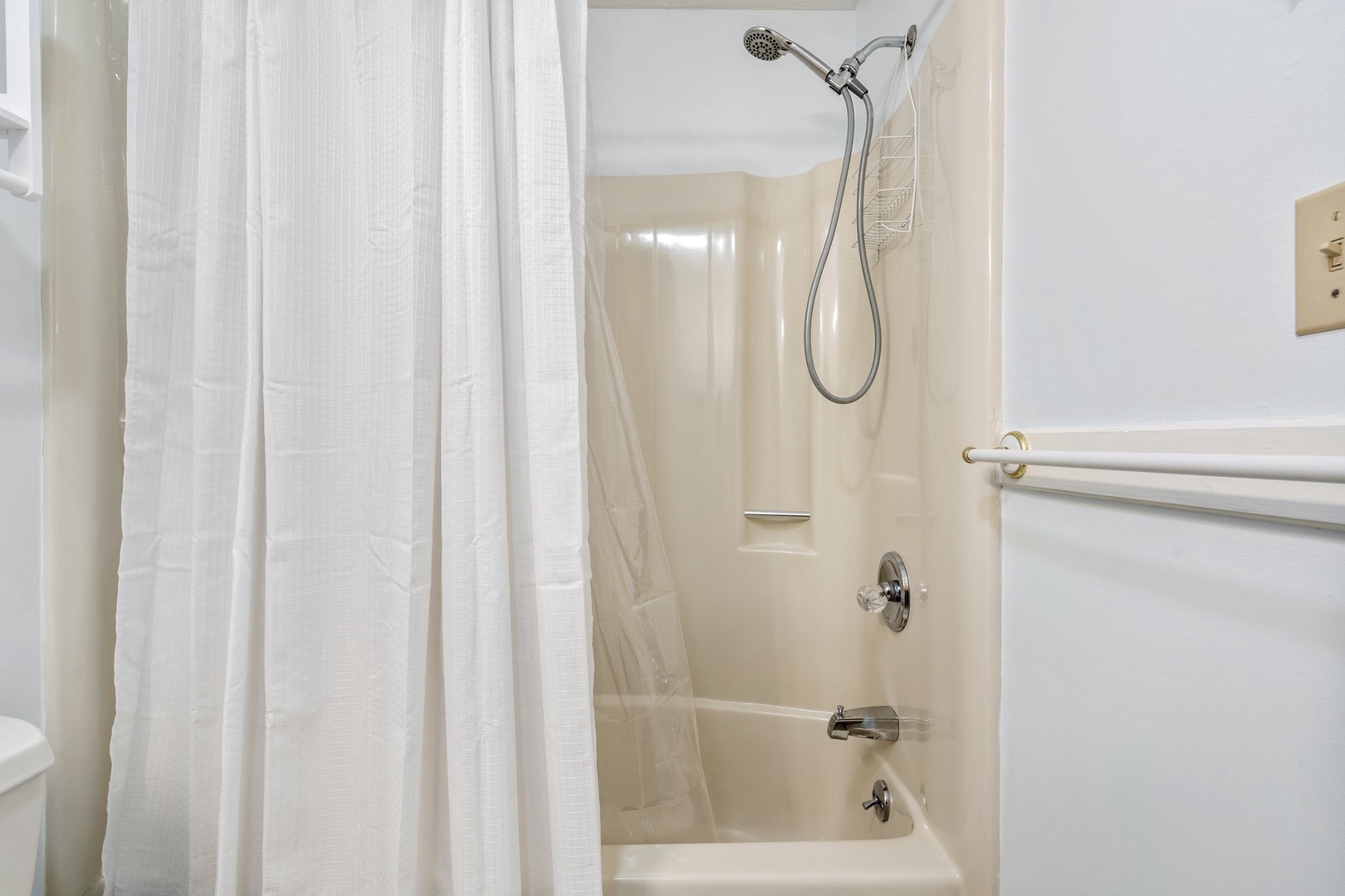 Bathroom with shower/tub combo