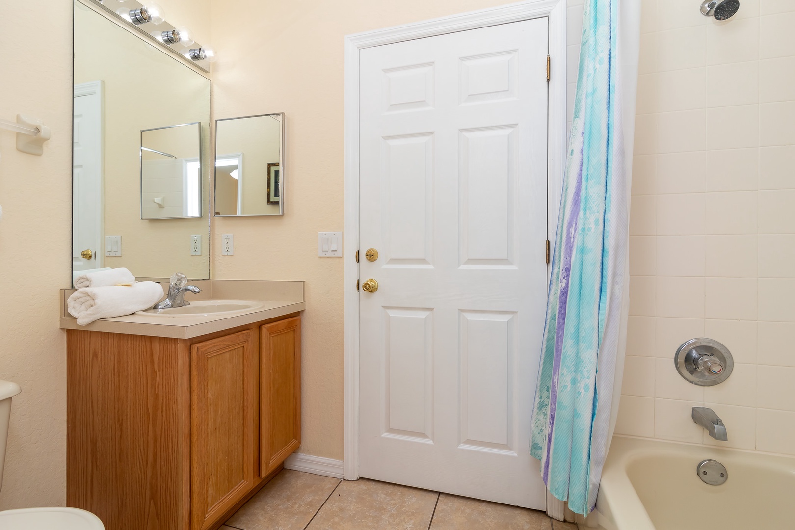 Bathroom #1 Shower/Tub Combo En-Suite to Bedroom #1