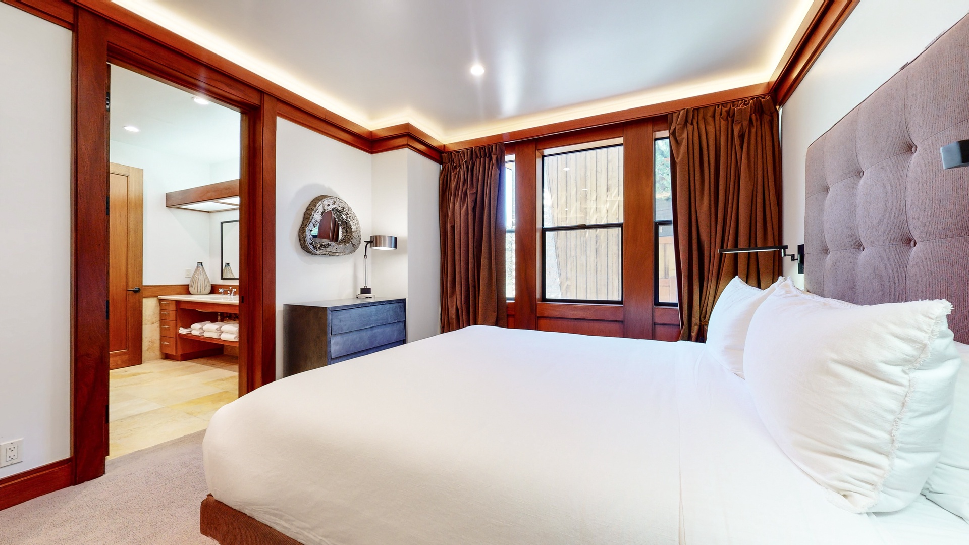 Bedroom 1 Queen bed, with TV, and private en-suite (2nd floor)