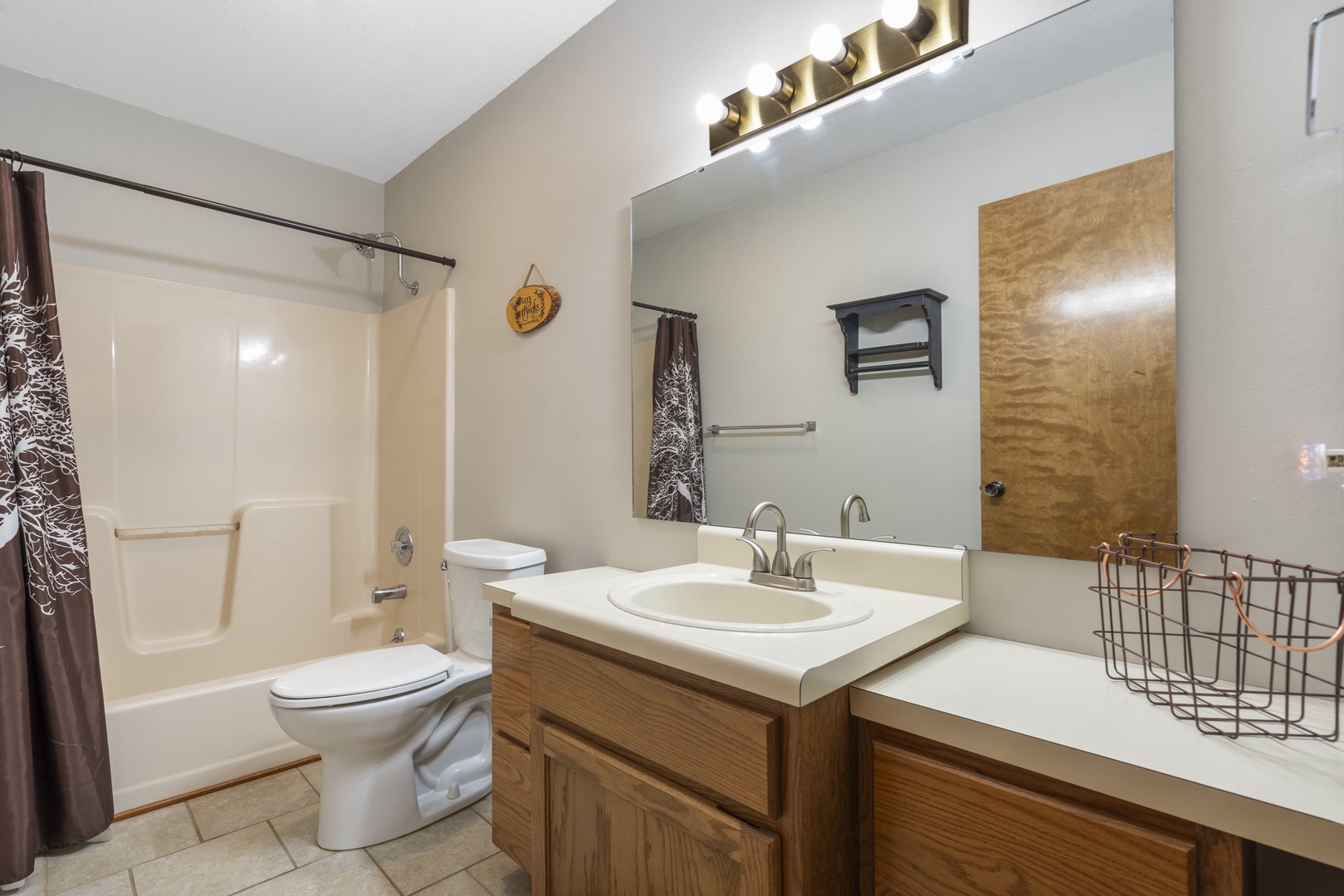 A shower/tub combo & large single vanity await in this ensuite bath