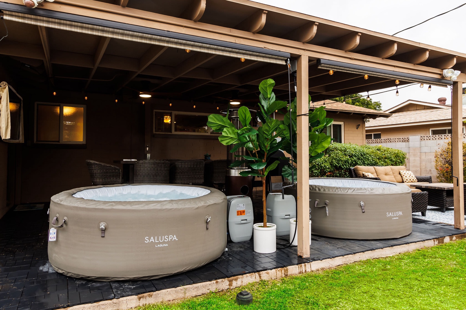 Dual hot tubs, under the patio