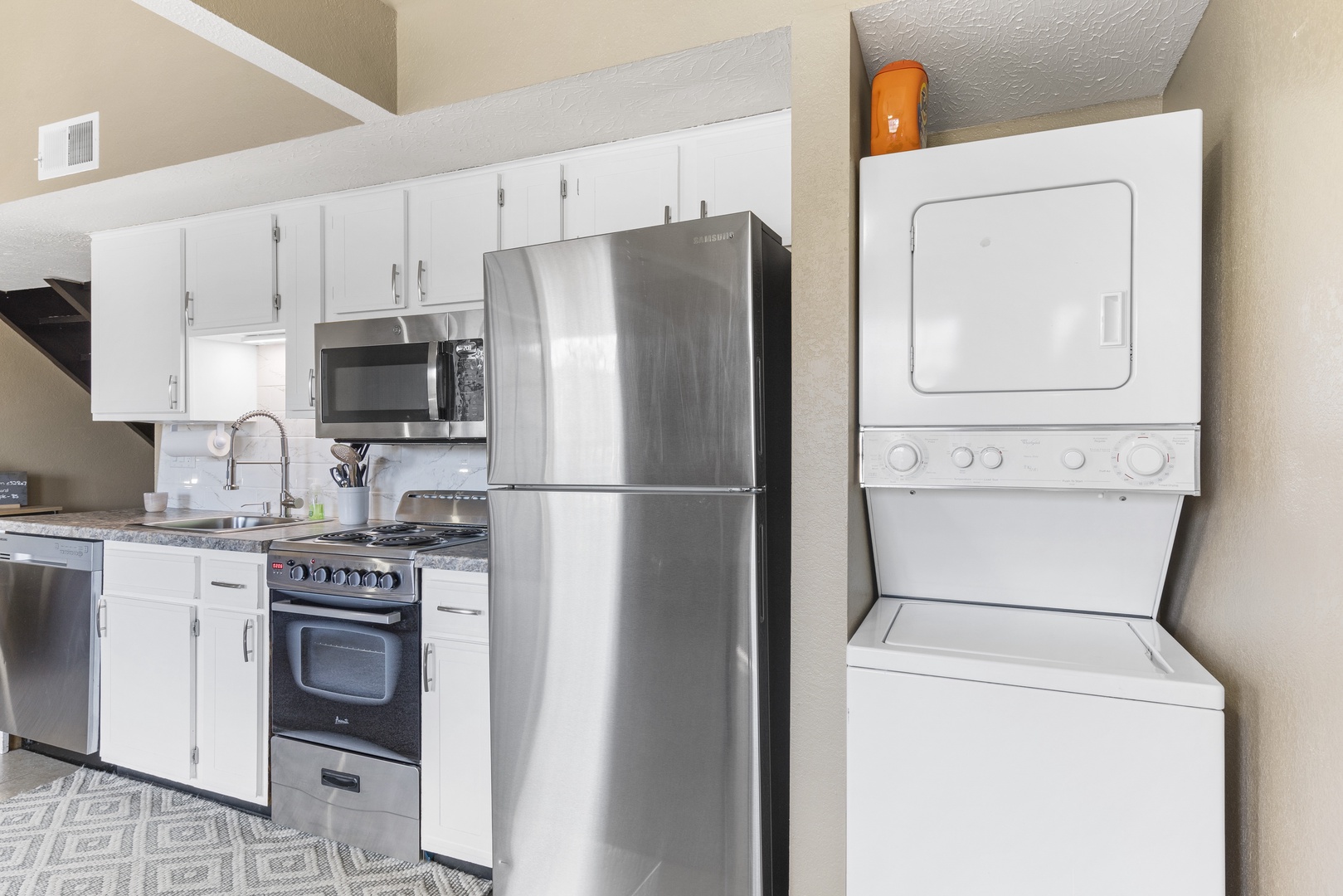 Fully equipped kitchen with stackable washer & dryer