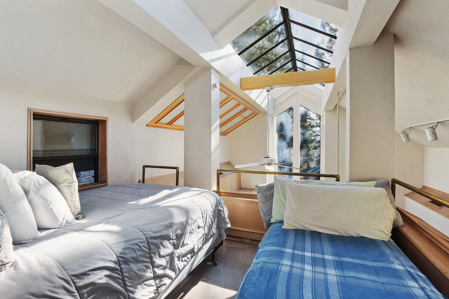 Twin bed and Queen bed in loft level