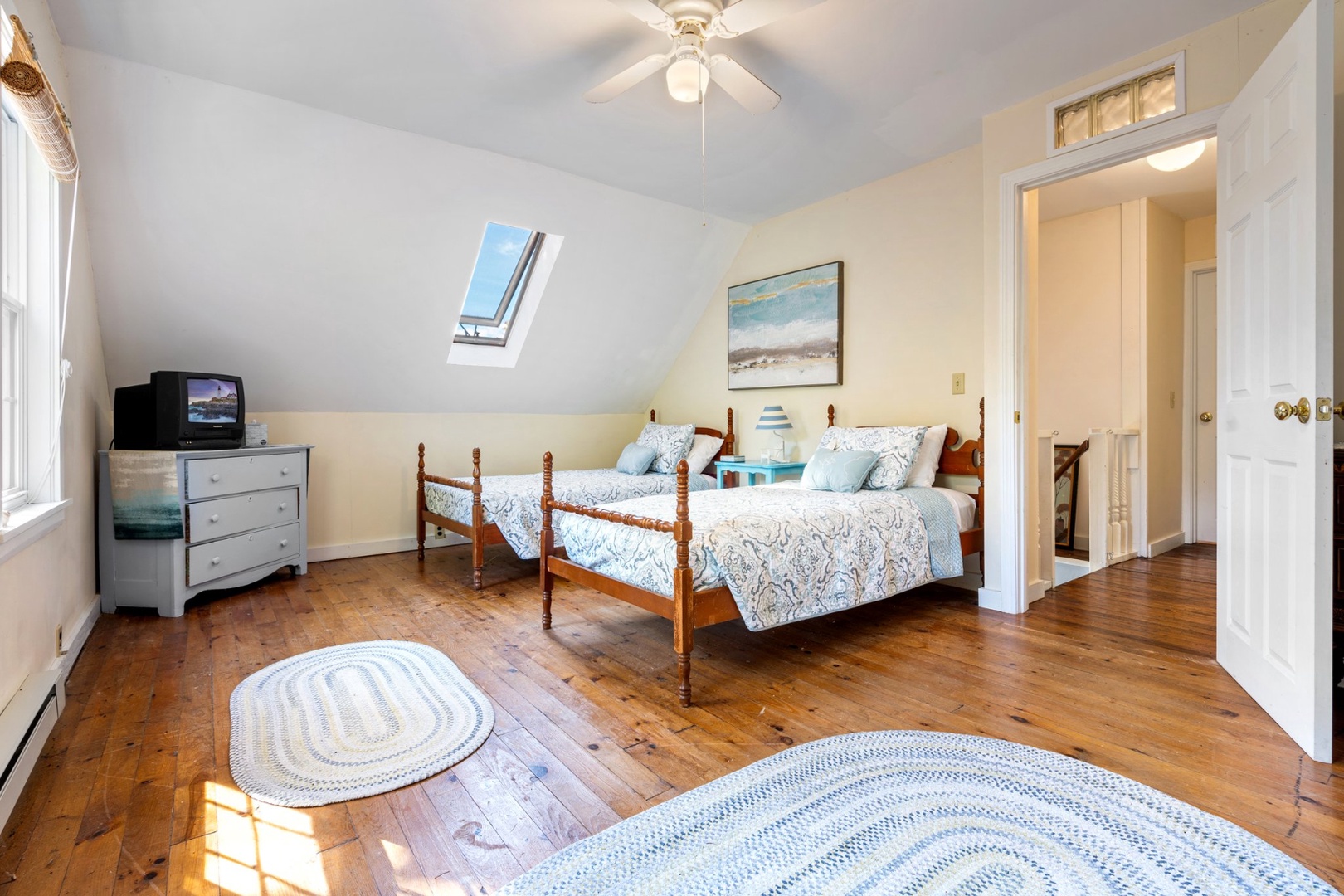 Bedroom 2 with 2 twin beds