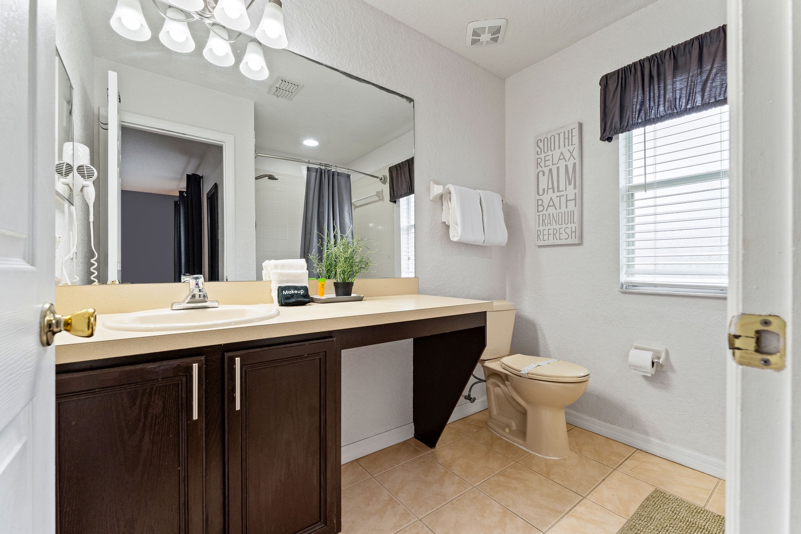 Ensuite bathroom with shower/tub combo