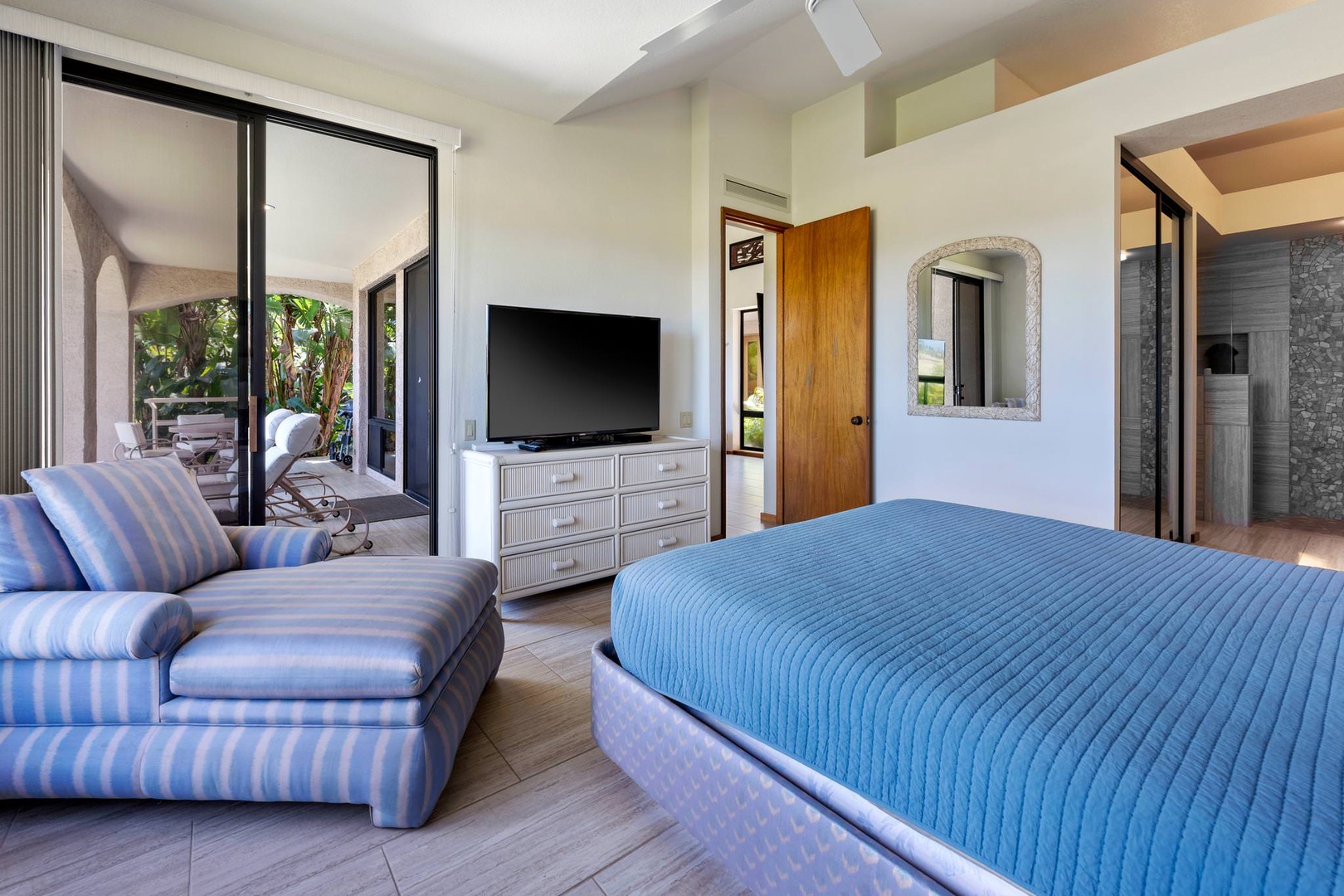 2nd master bedroom: King bed, 50" Smart TV, en suite bathroom