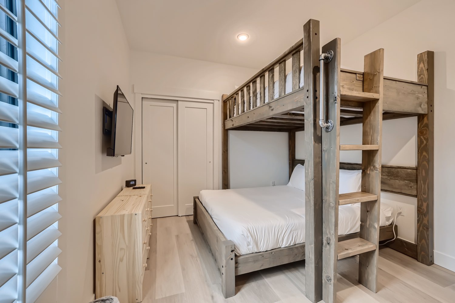 Bedroom 2 with Full/Queen bunk bed, and Smart TV