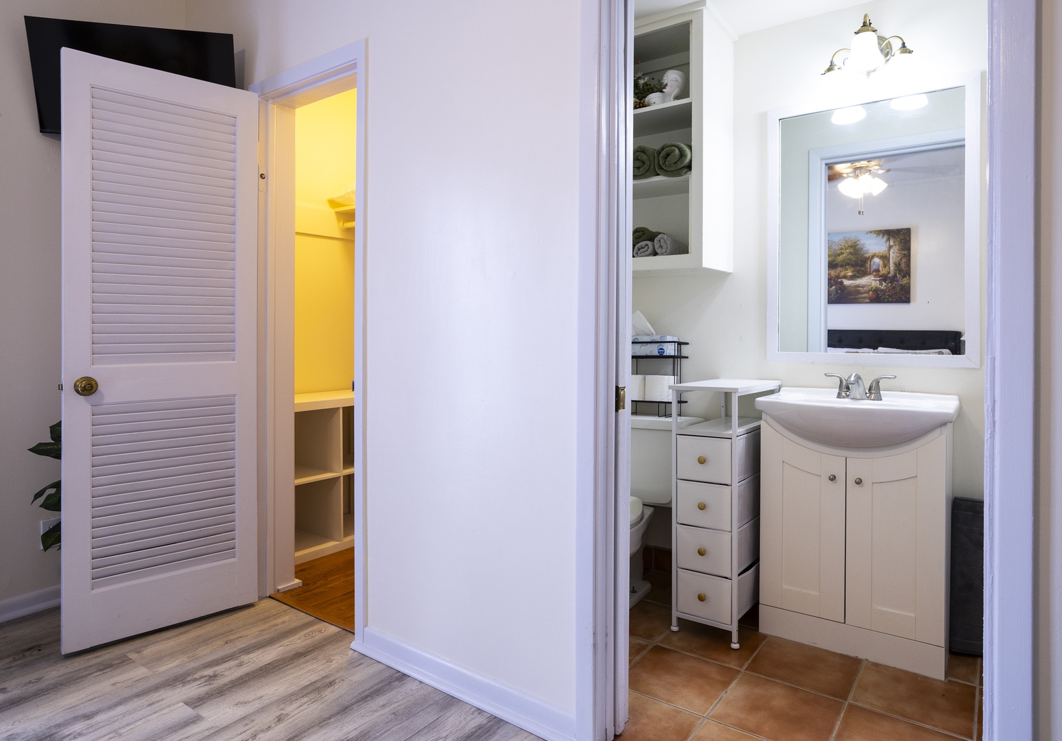 The bedroom features an ensuite bathroom and a walk-in closet