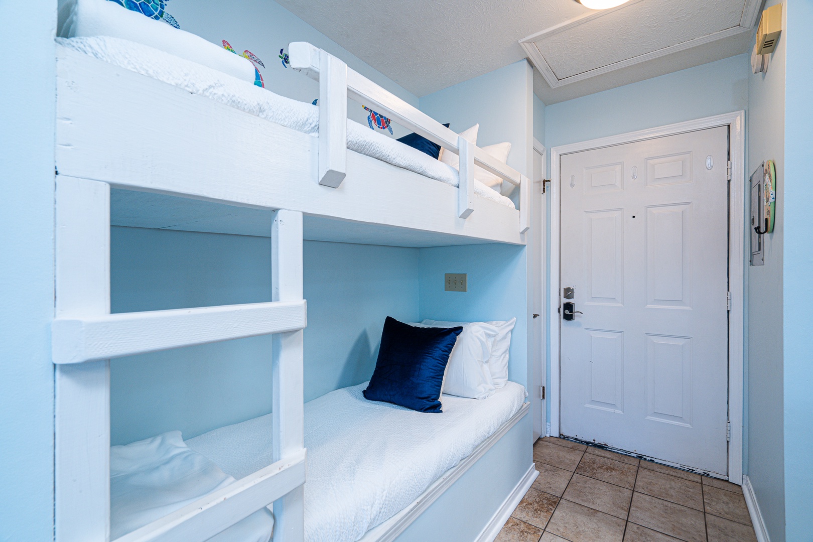 An inviting alcove off the entryway offers twin-over-twin bunks