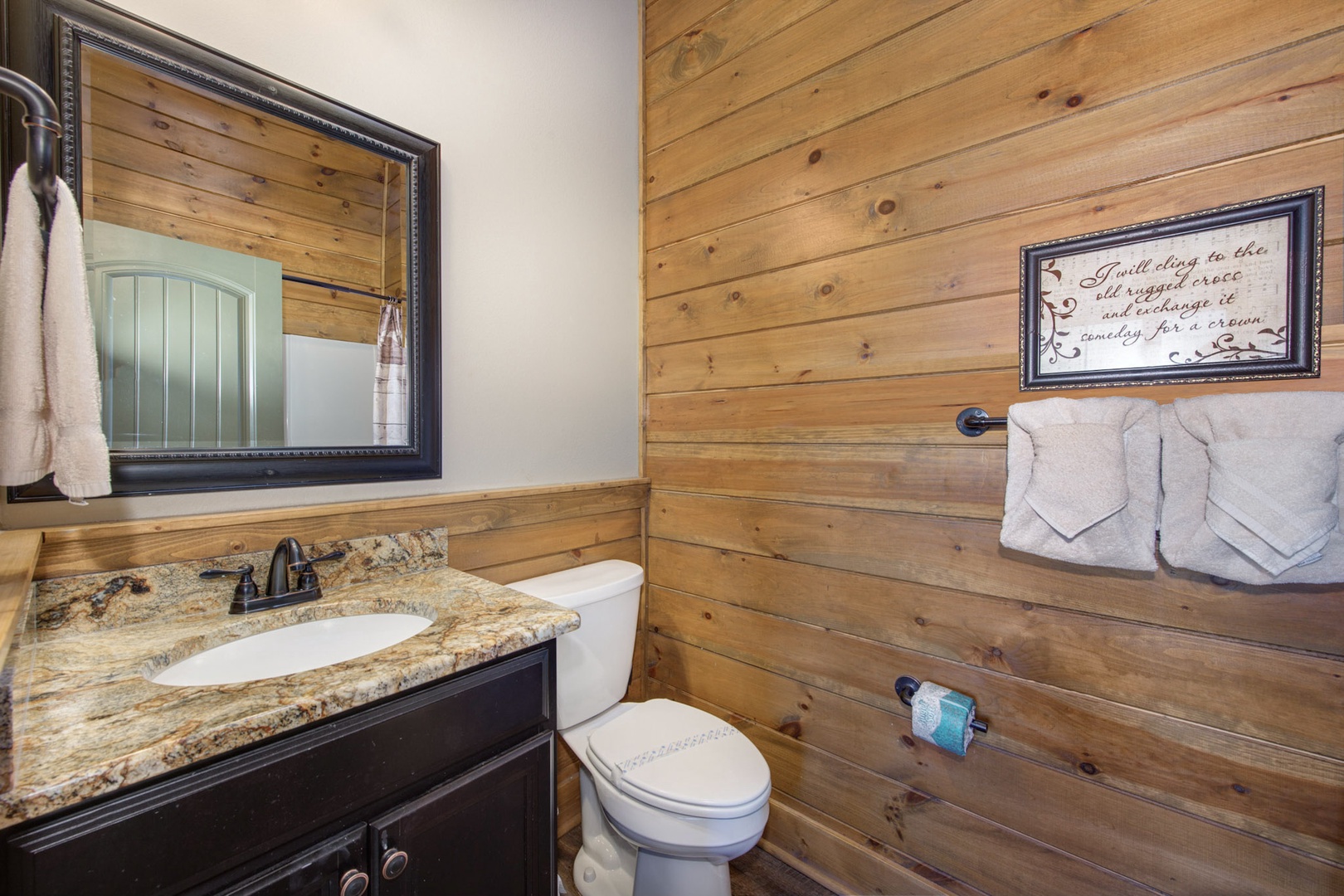 This cozy ensuite offers a single vanity & shower/tub combo