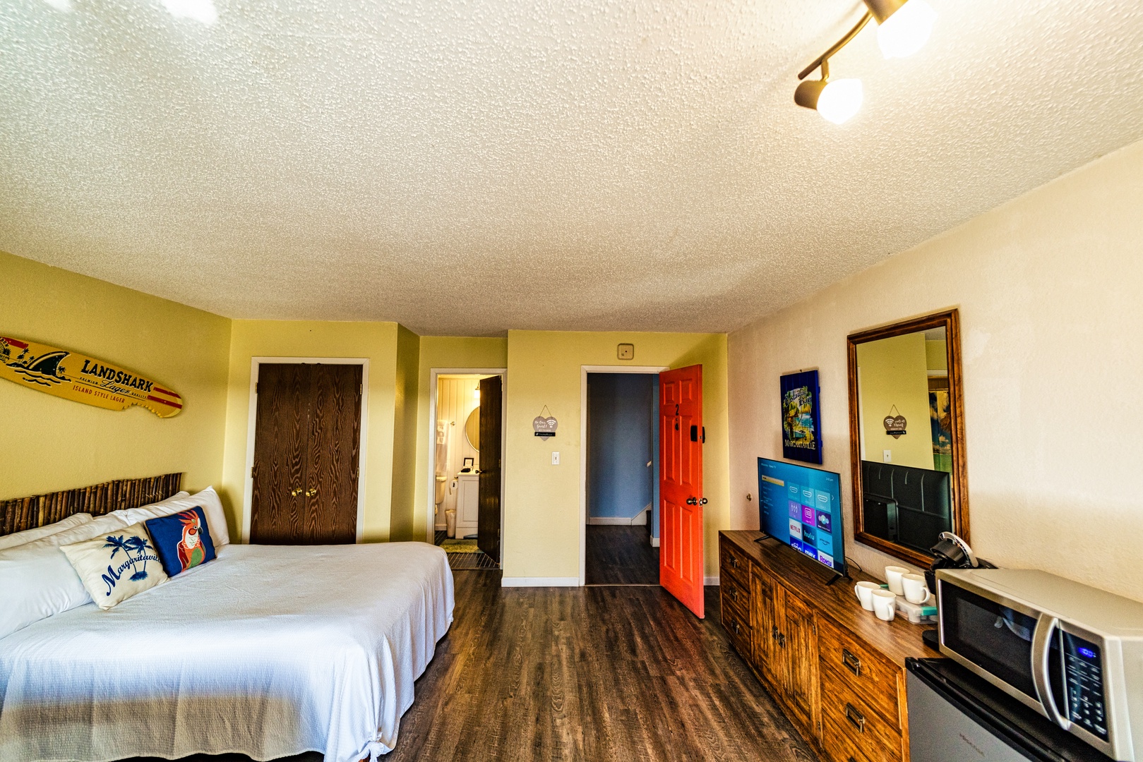 Hang Out 2 features two lavish queen beds, dining area, & a full bath