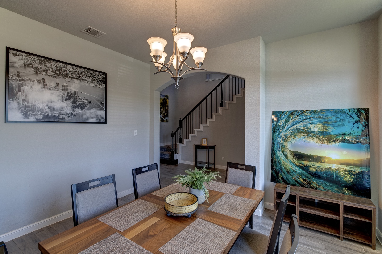 Additional dining room with table and seating for 6