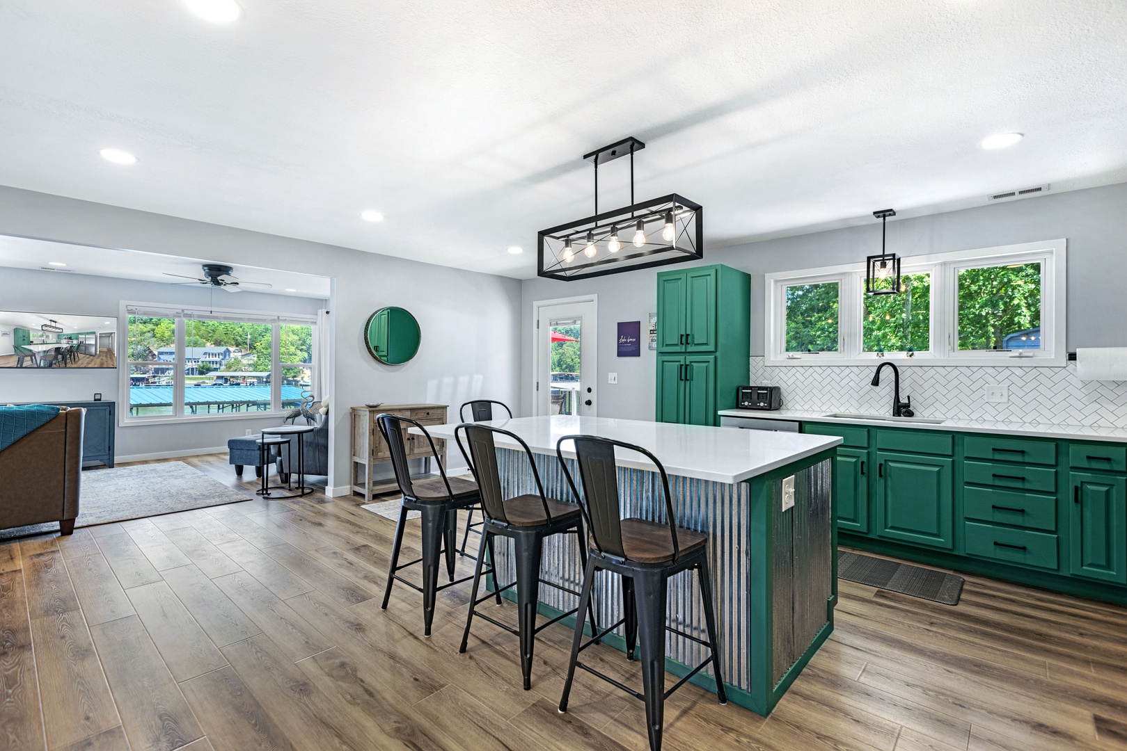 Fully equipped kitchen with counter seating