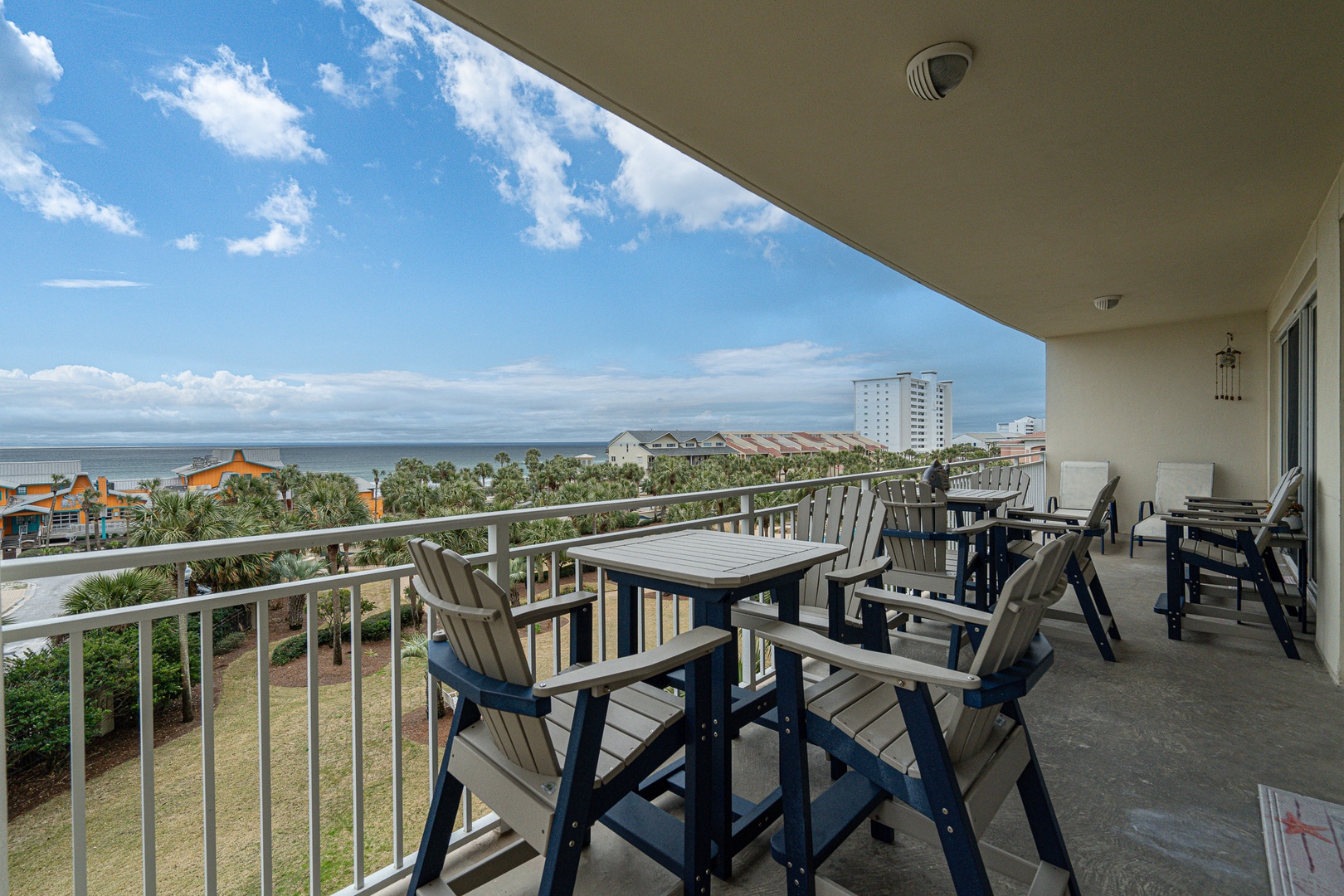 Step out onto the balcony to relax & dine with stunning water views