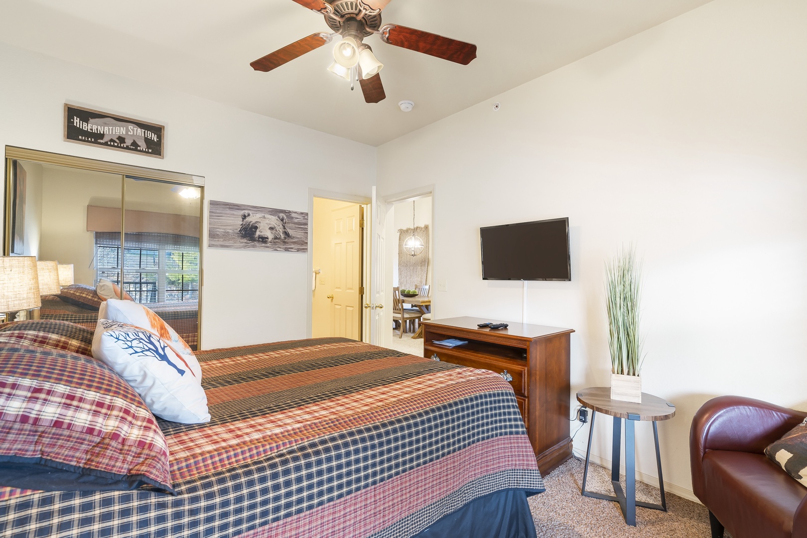Bedroom 1 with Queen bed, Smart TV, and shared en-suite