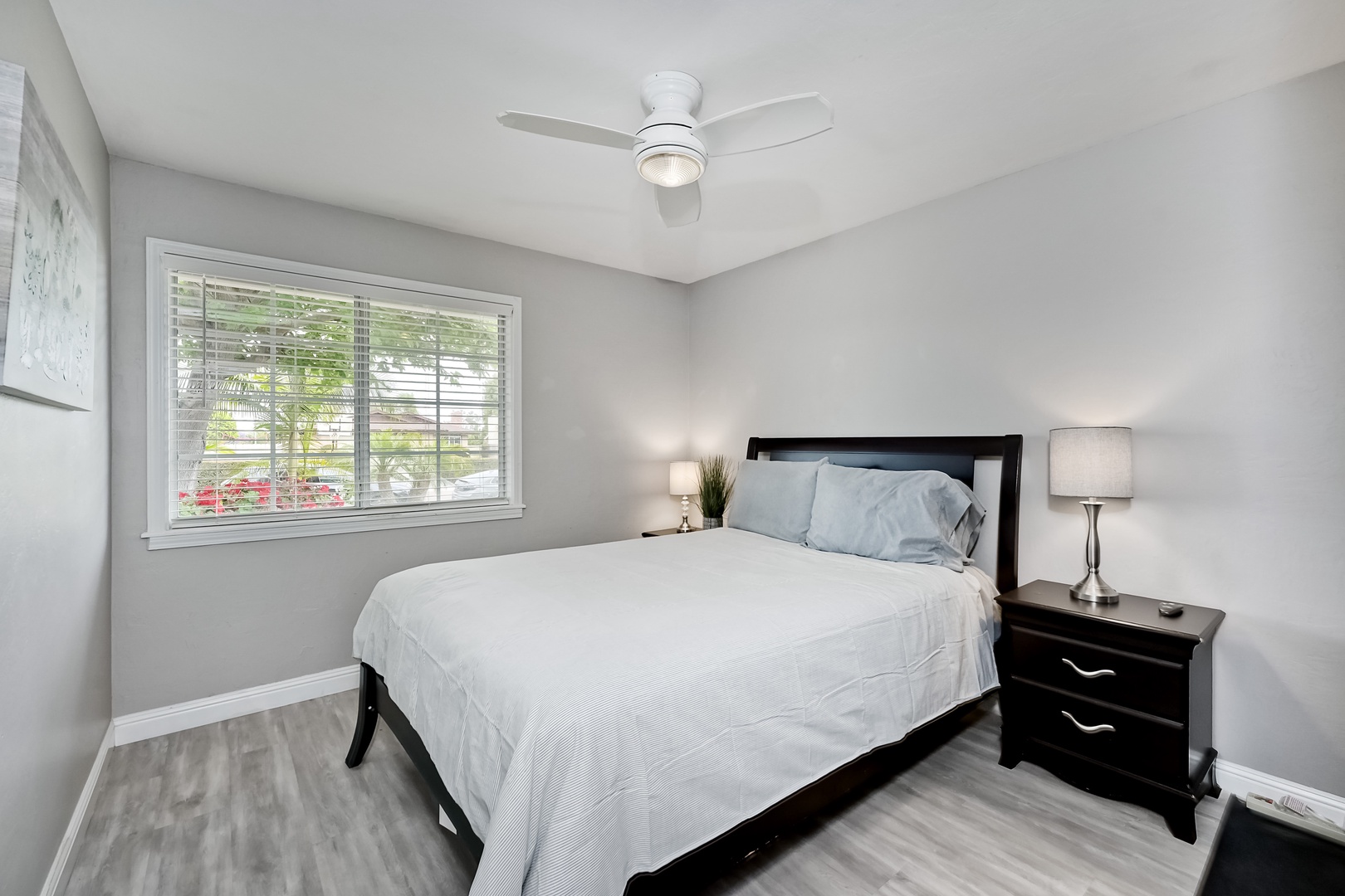 Unwind in this peaceful room complete with queen bed & workspace area