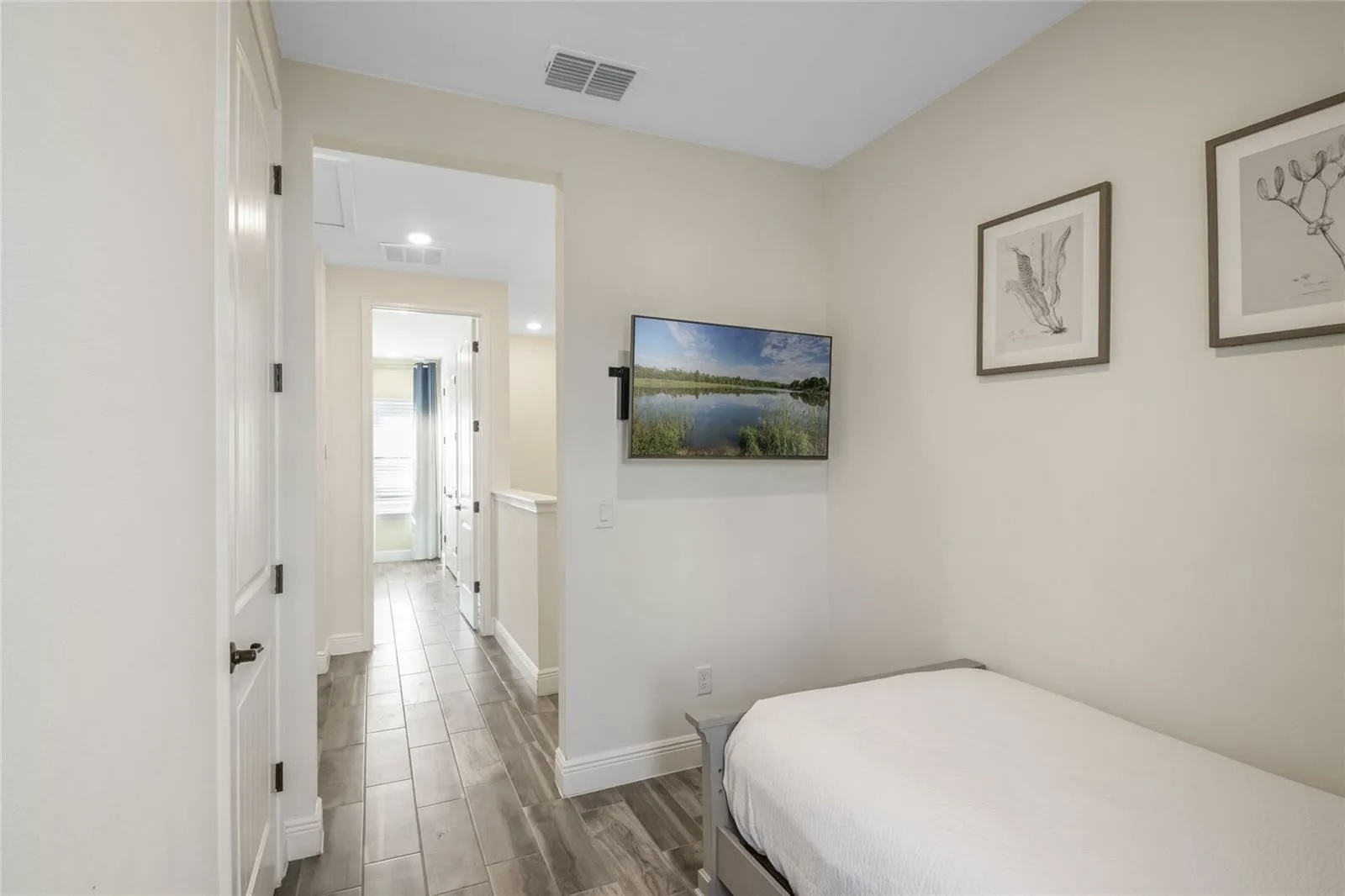 Bedroom 3 with twin bed and Smart & cable TV