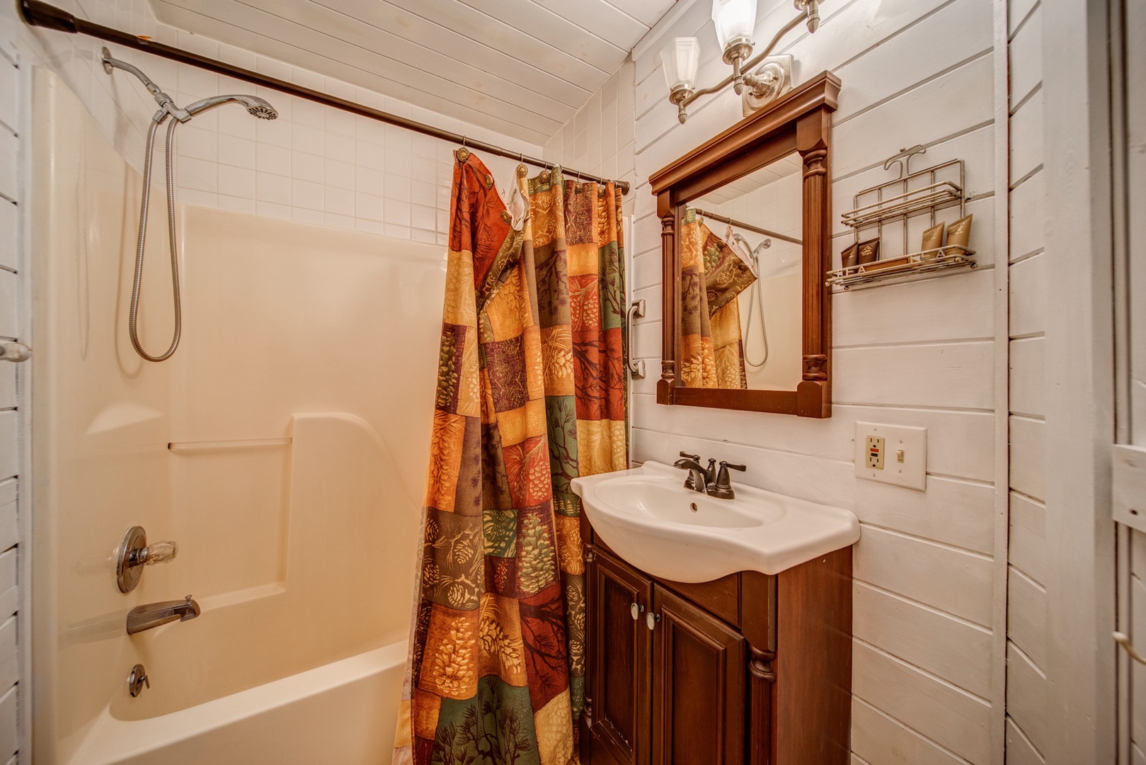 (Main Cabin) Bathroom with Single Vanity and Shower/Tub Combo
