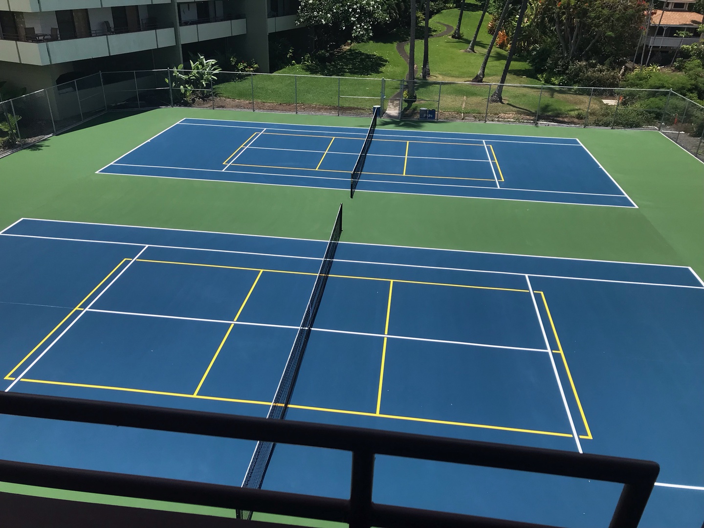 Pickleball/tennis courts