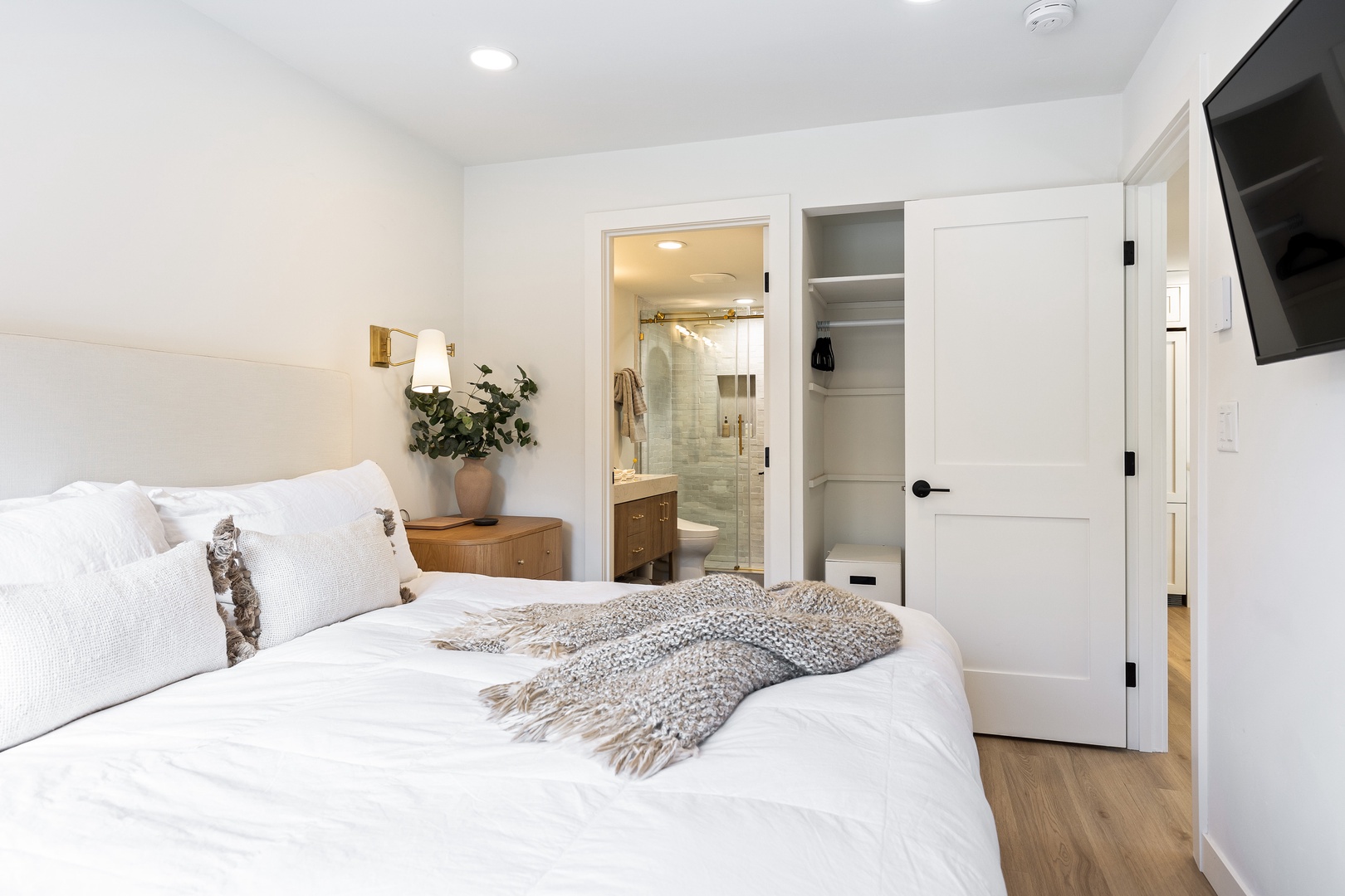Master Bedroom w/ King Bed, TV & En-suite
