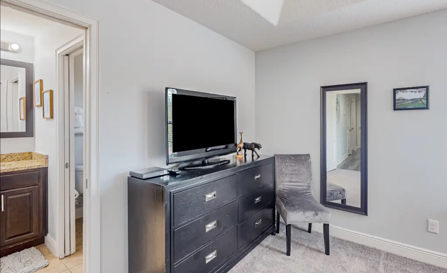 This elegant 2nd-floor king suite features a private ensuite & TV