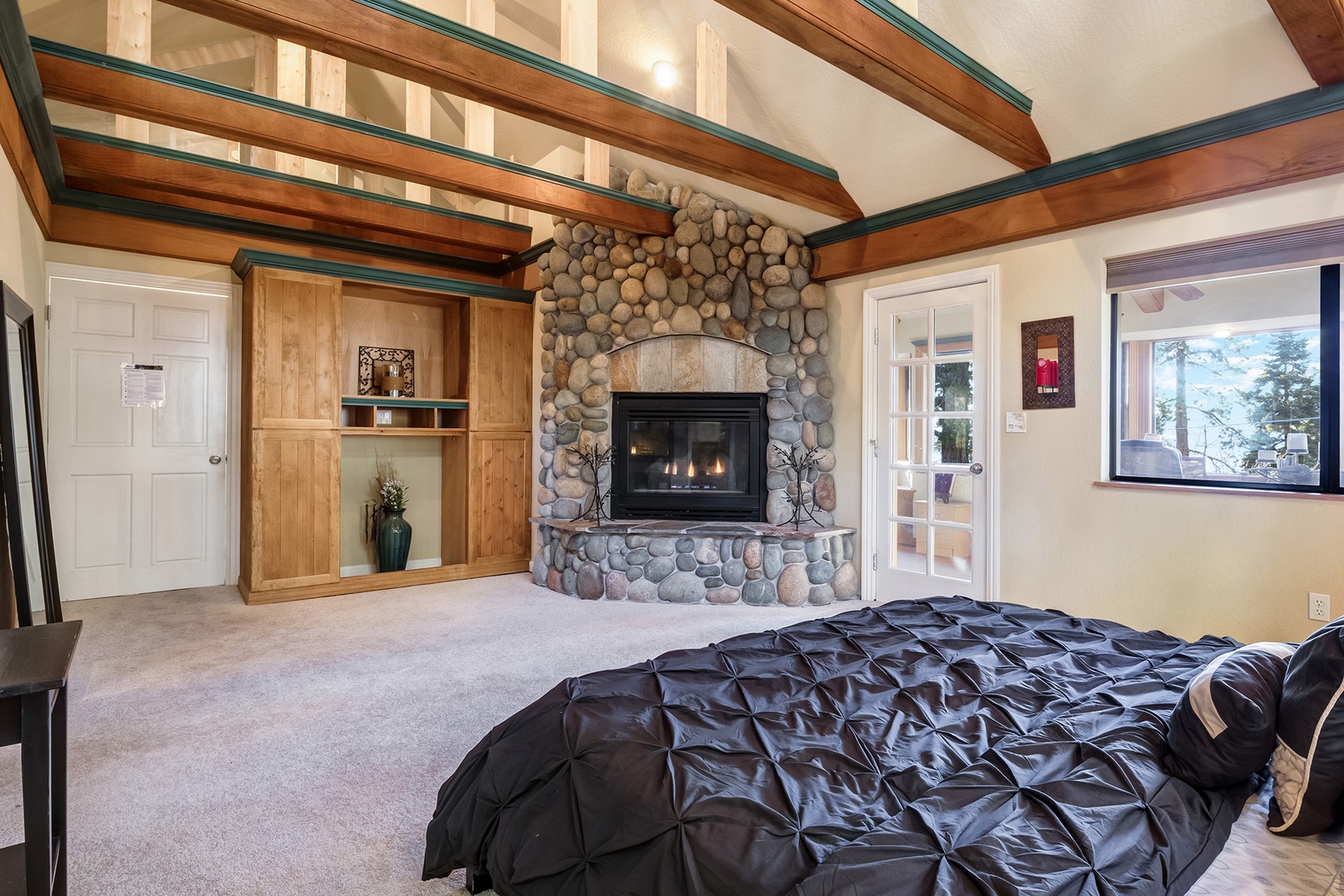 Master bedroom: King bed w/ gas fireplace (3rd floor)