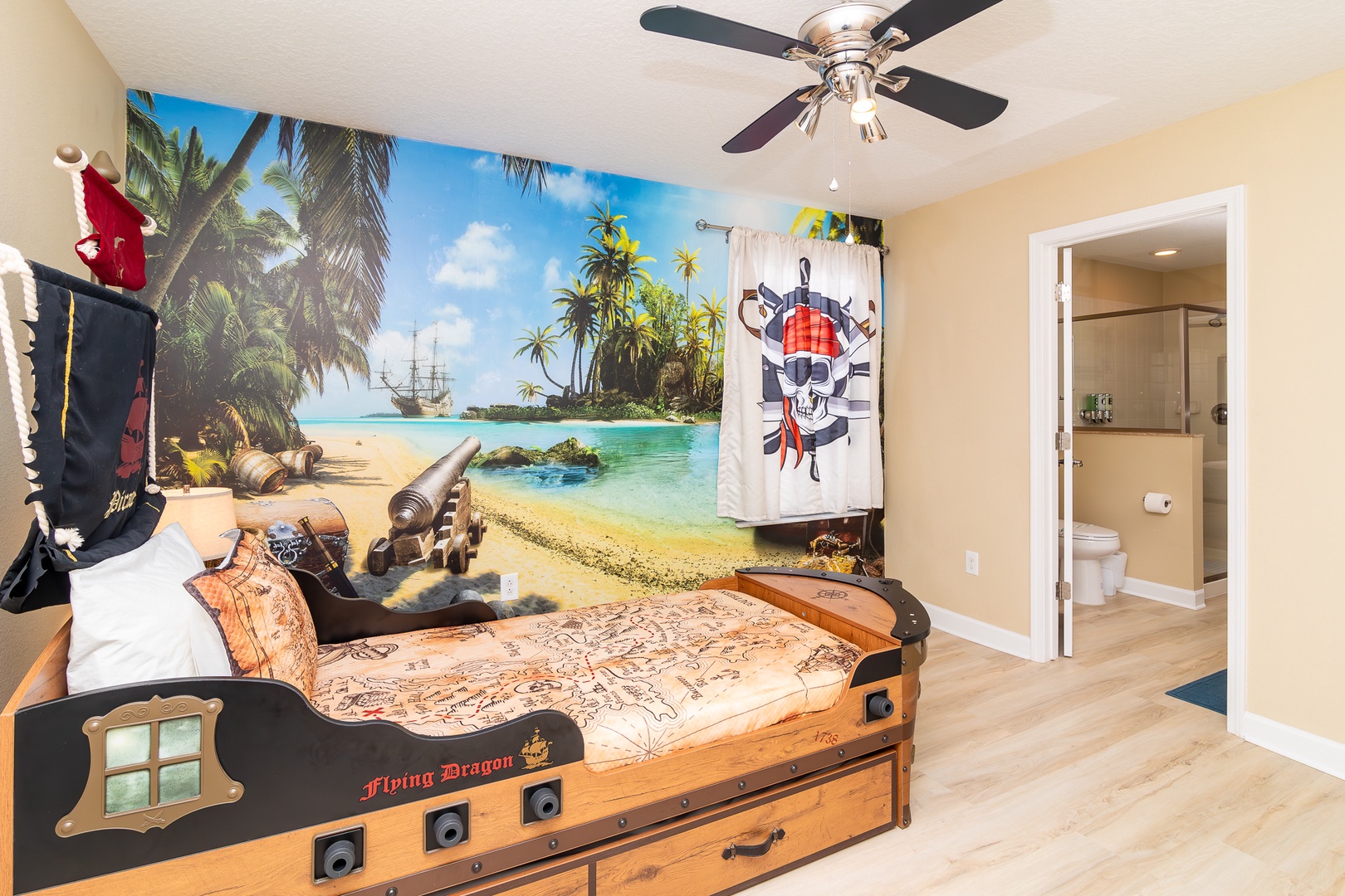 Set sail for slumber in this swashbuckling twin Jack & Jill suite