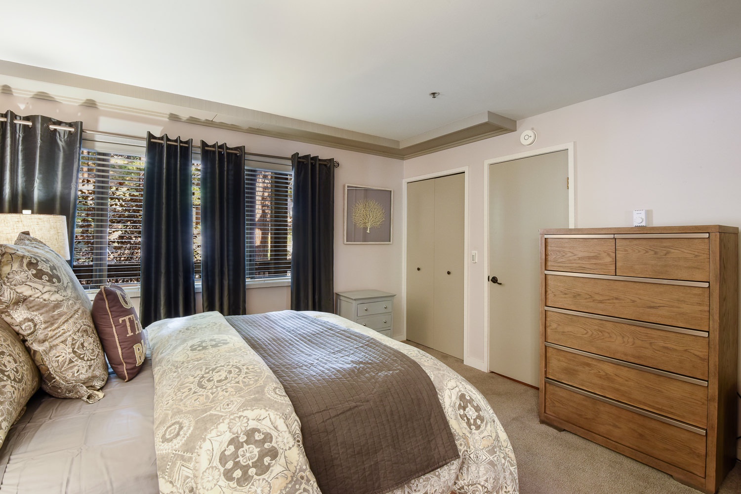 Bedroom with Queen bed and en-suite